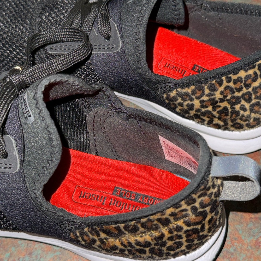 New balance women’s size 7 Black and Leopard Print Sneakers - Picture 5 of 9